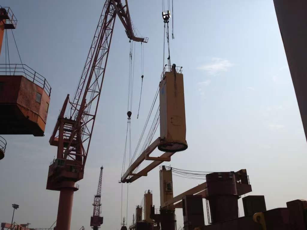 Marine crane hydraulic cylinder and deck crane